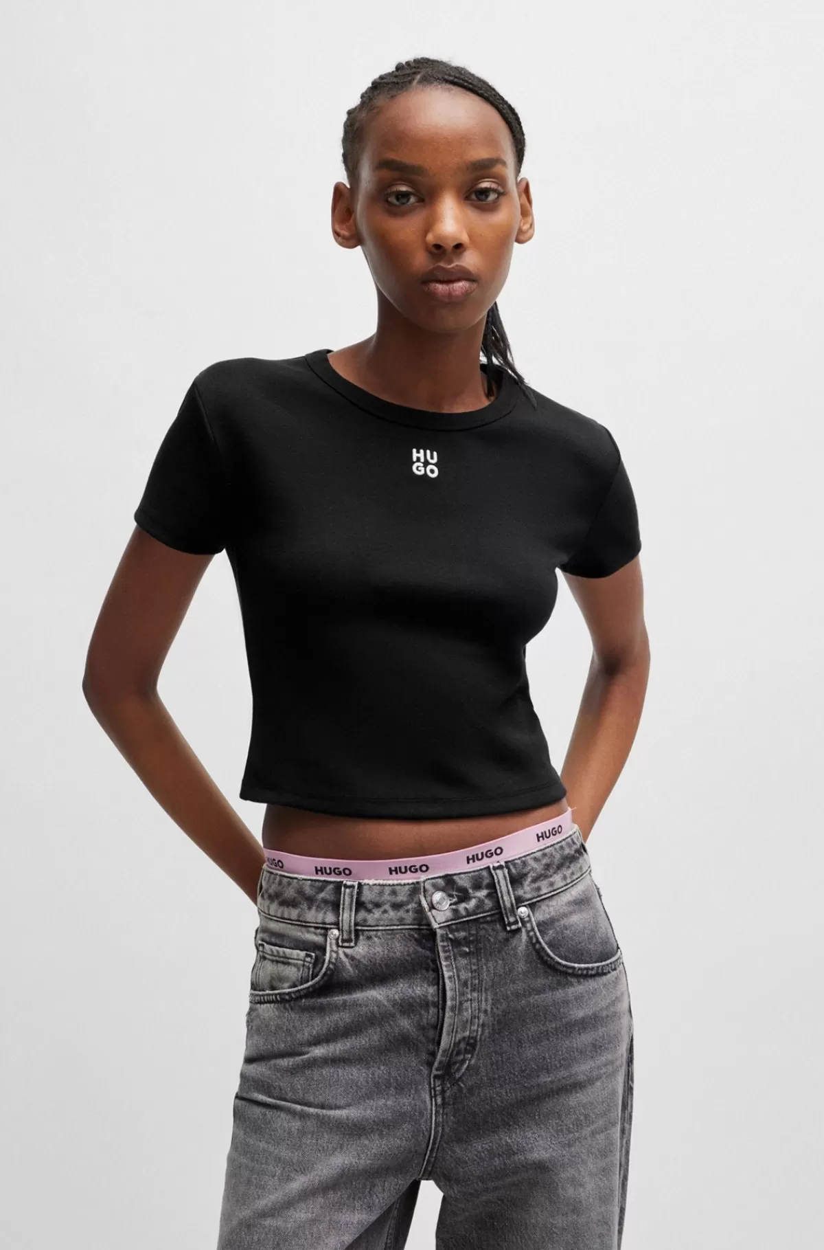 HUGO BOSS Afkortet T-shirt I Bomuldsblanding Med Slim Fit Og Stablet Logo Sort Flash Sale