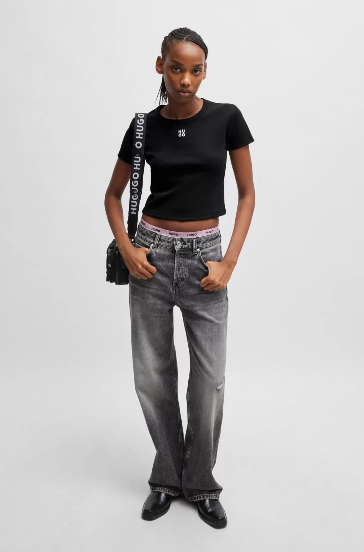 HUGO BOSS Afkortet T-shirt I Bomuldsblanding Med Slim Fit Og Stablet Logo Sort Flash Sale