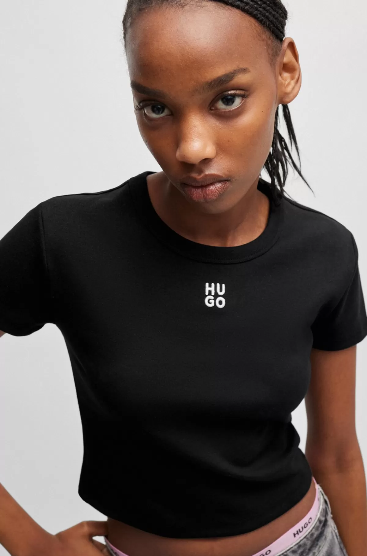 HUGO BOSS Afkortet T-shirt I Bomuldsblanding Med Slim Fit Og Stablet Logo Sort Flash Sale