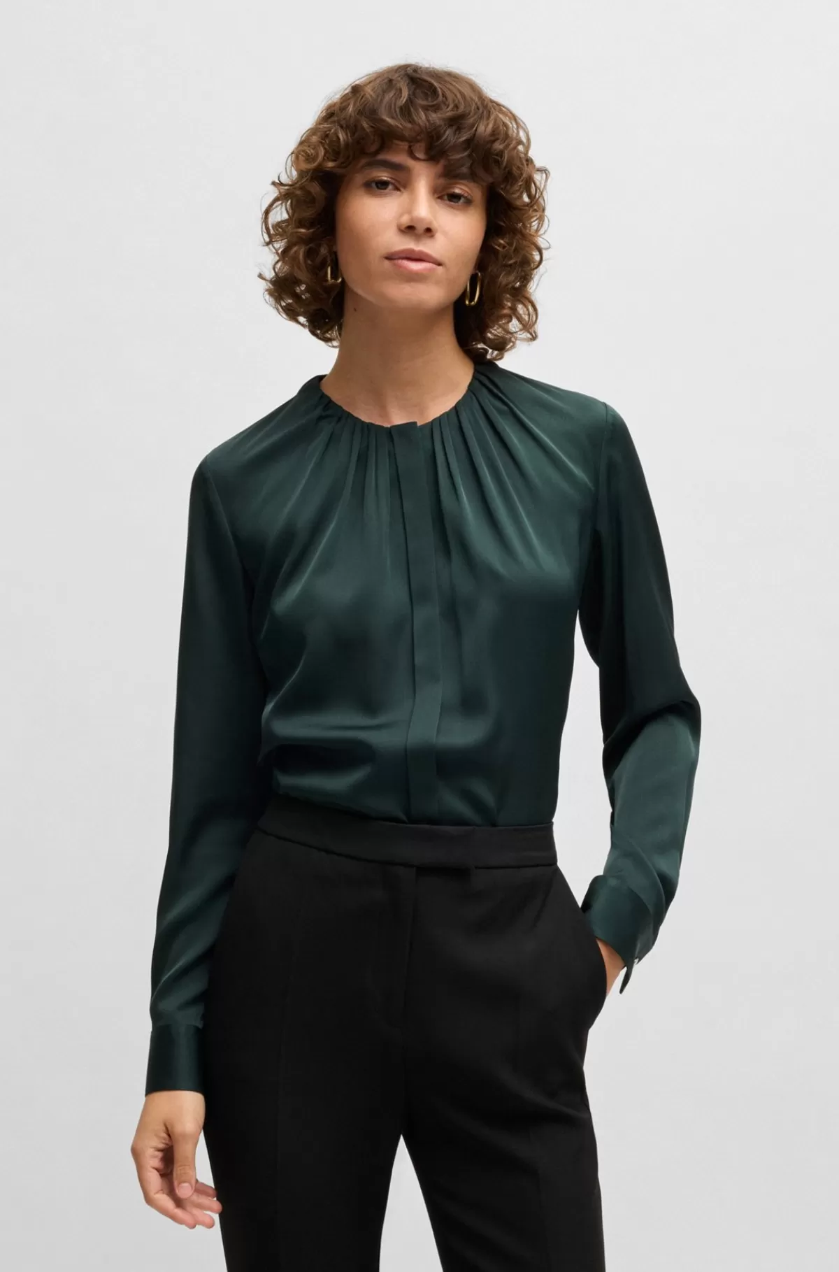 HUGO BOSS Dameskjorte Med Rynket Hals I Silke Crepe De Chine Med Stræk Mørkegrøn Clearance