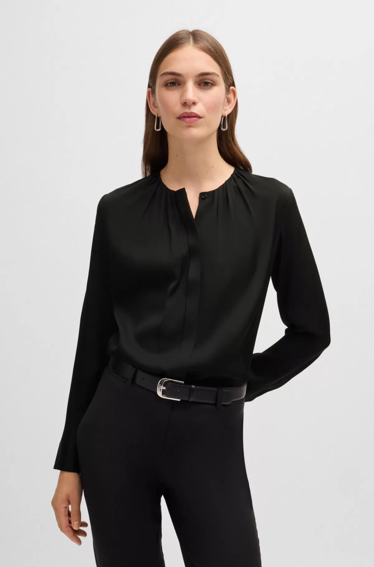 HUGO BOSS Dameskjorte Med Rynket Hals I Silke Crepe De Chine Med Stræk Sort Hot