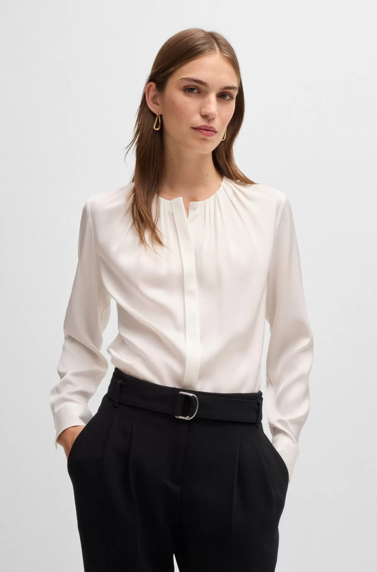 HUGO BOSS Dameskjorte Med Rynket Hals I Silke Crepe De Chine Med Stræk Hvid Shop