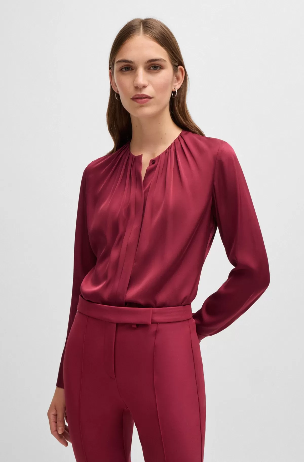 HUGO BOSS Dameskjorte Med Rynket Hals I Silke Crepe De Chine Med Stræk Mørkerød Outlet