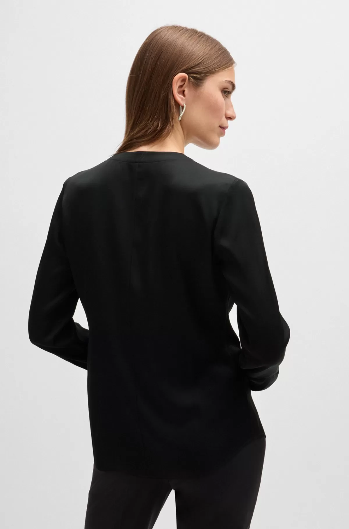 HUGO BOSS Dameskjorte Med Rynket Hals I Silke Crepe De Chine Med Stræk Sort Hot