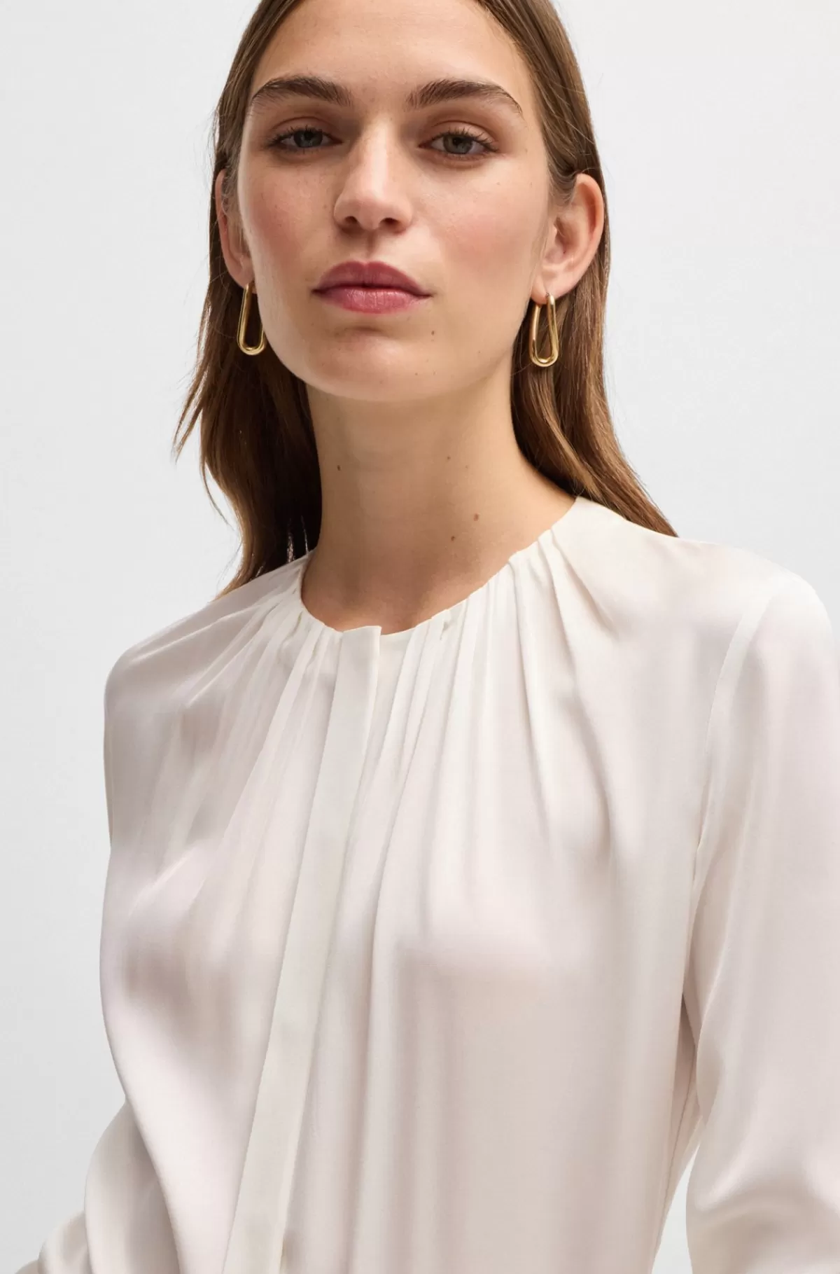 HUGO BOSS Dameskjorte Med Rynket Hals I Silke Crepe De Chine Med Stræk Hvid Shop