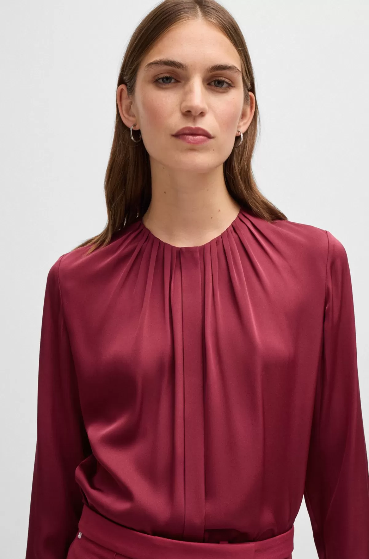 HUGO BOSS Dameskjorte Med Rynket Hals I Silke Crepe De Chine Med Stræk Mørkerød Outlet