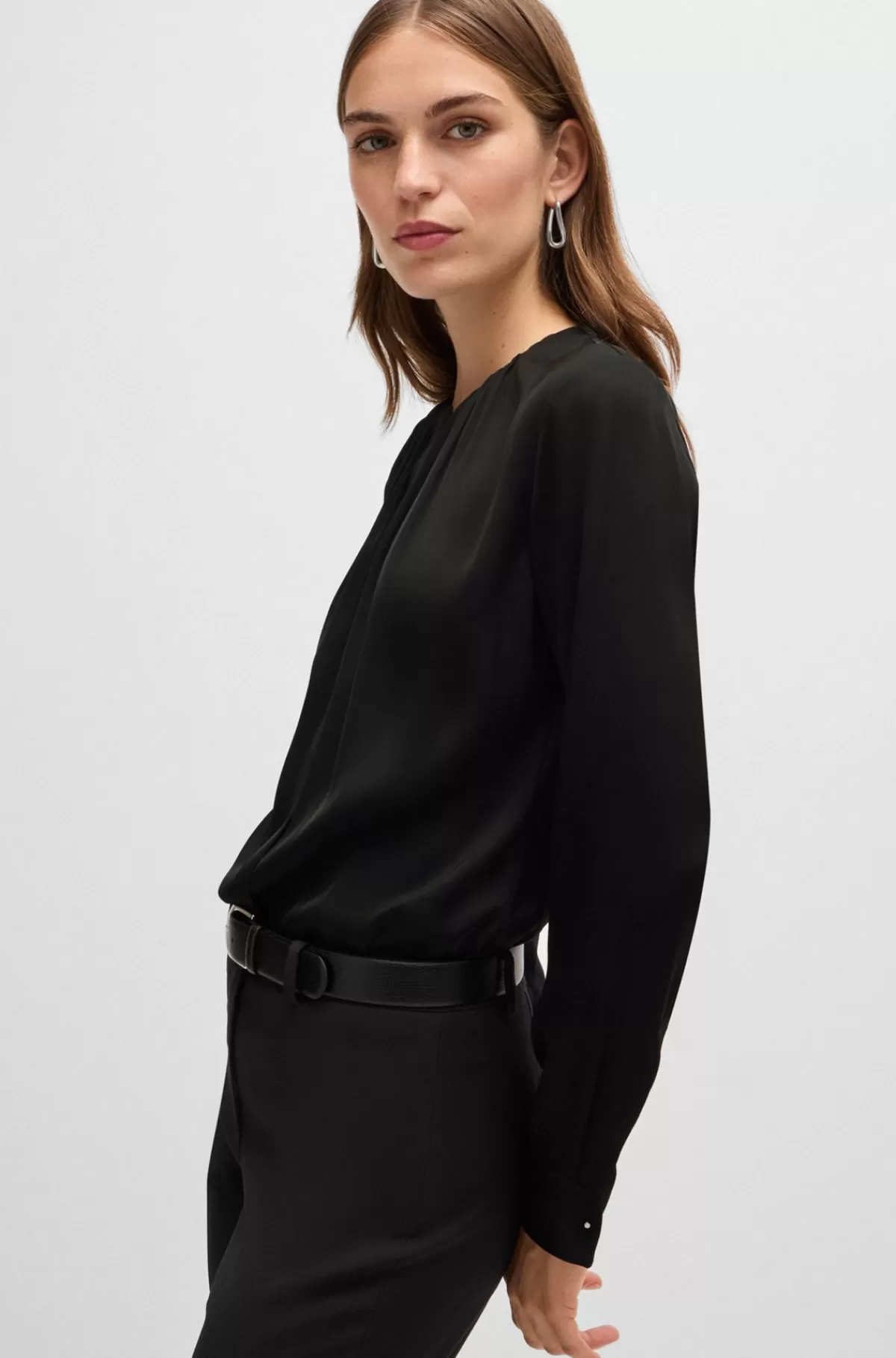 HUGO BOSS Dameskjorte Med Rynket Hals I Silke Crepe De Chine Med Stræk Sort Hot