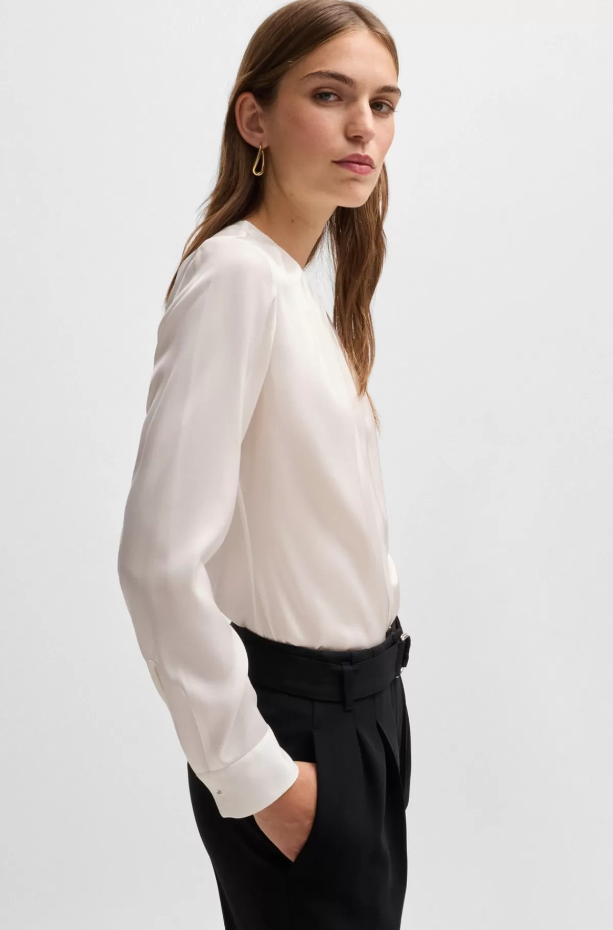 HUGO BOSS Dameskjorte Med Rynket Hals I Silke Crepe De Chine Med Stræk Hvid Shop