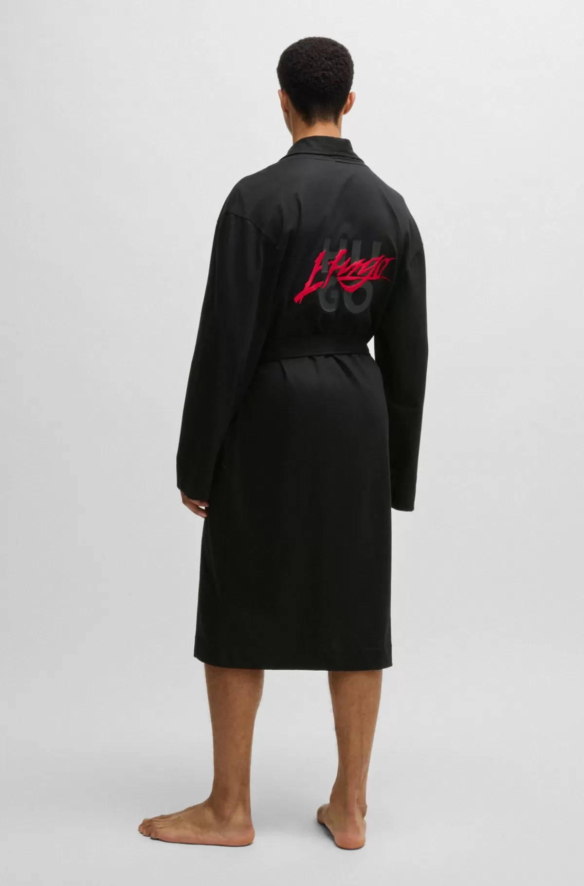 gaveske_med_en_natkjole_i_bomuld_med_strk_og_logodetaljer_6.webp HUGO BOSS Gaveæske Med En Natkjole I Bomuld Med Stræk Og Logodetaljer Sort Store