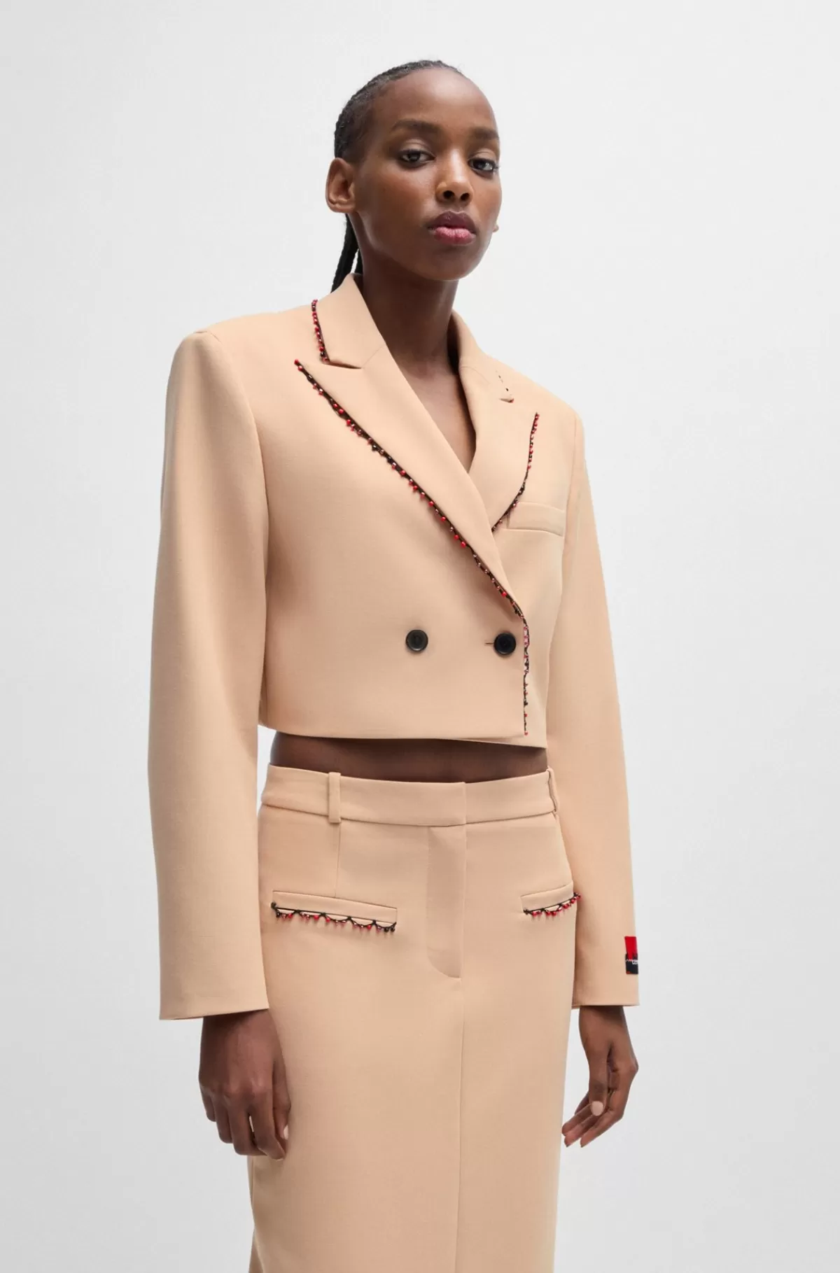 HUGO BOSS HUGO X Les Benjamins Cropped Jakke Med Regular Fit Og Perledetaljer Lys beige Discount