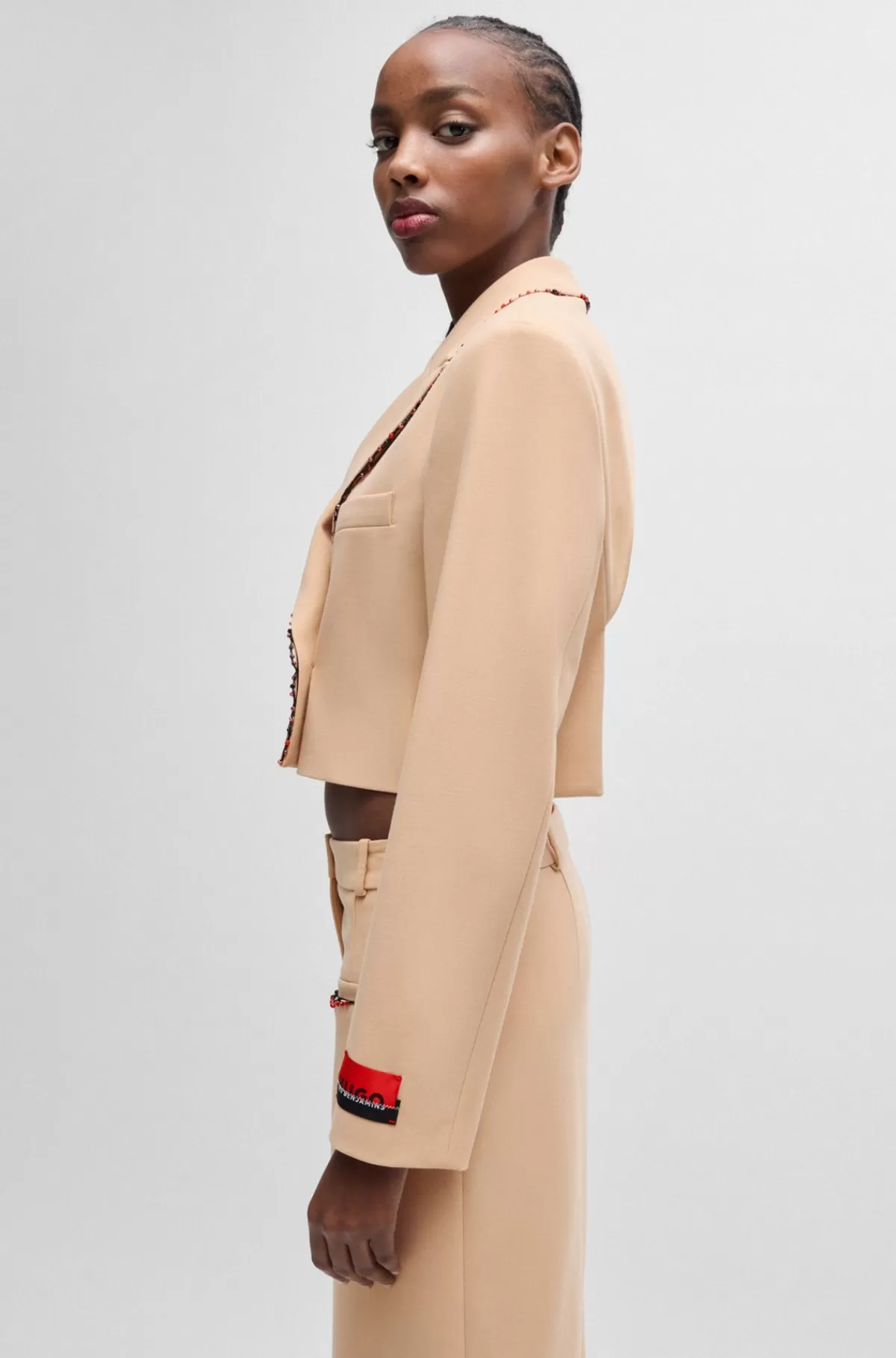 HUGO BOSS HUGO X Les Benjamins Cropped Jakke Med Regular Fit Og Perledetaljer Lys beige Discount