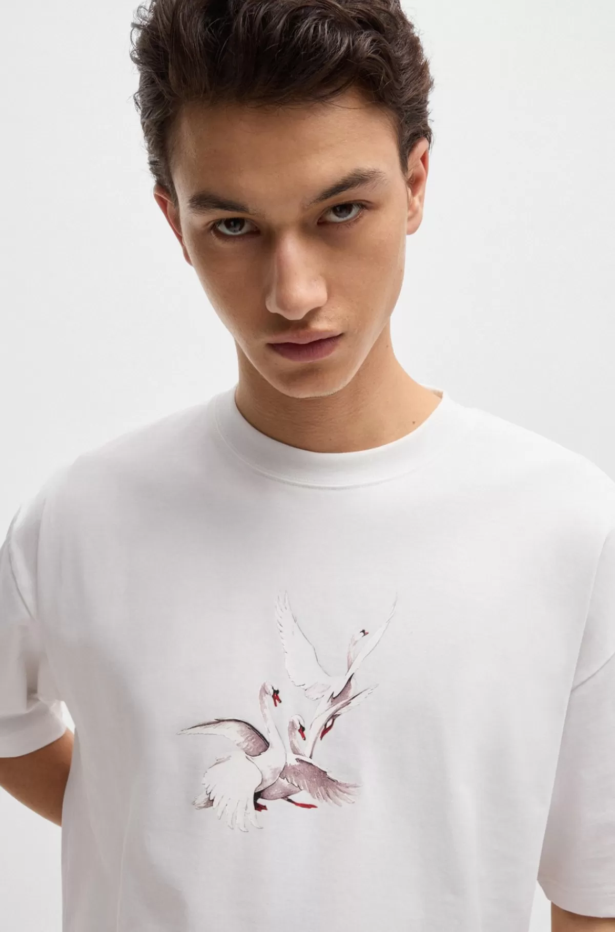 HUGO BOSS HUGO X Les Benjamins T-shirt Med Oversize Fit Og Svanegrafik Hvid Fashion