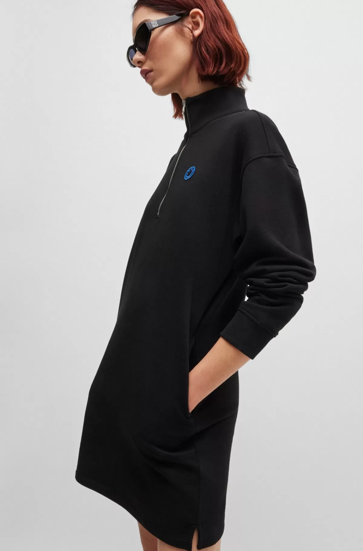 HUGO BOSS Kjole I Bomuldsfrotté Med Lynlås I Halsen Og Logobadge Med Happy HUGO Sort Clearance