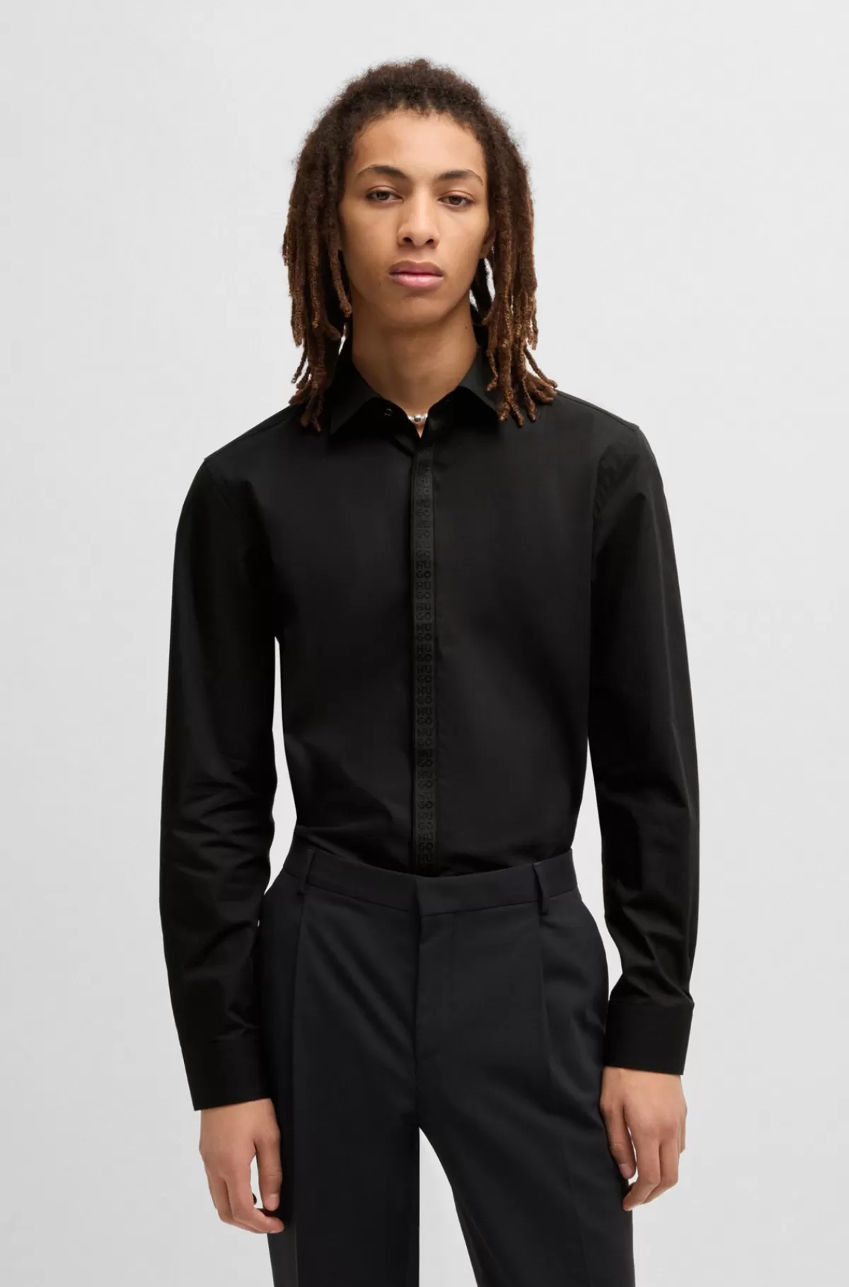 HUGO BOSS Skjorte I Bomuldspoplin Med Slim Fit Og Kontrasterende Stolpelukning Sort Store