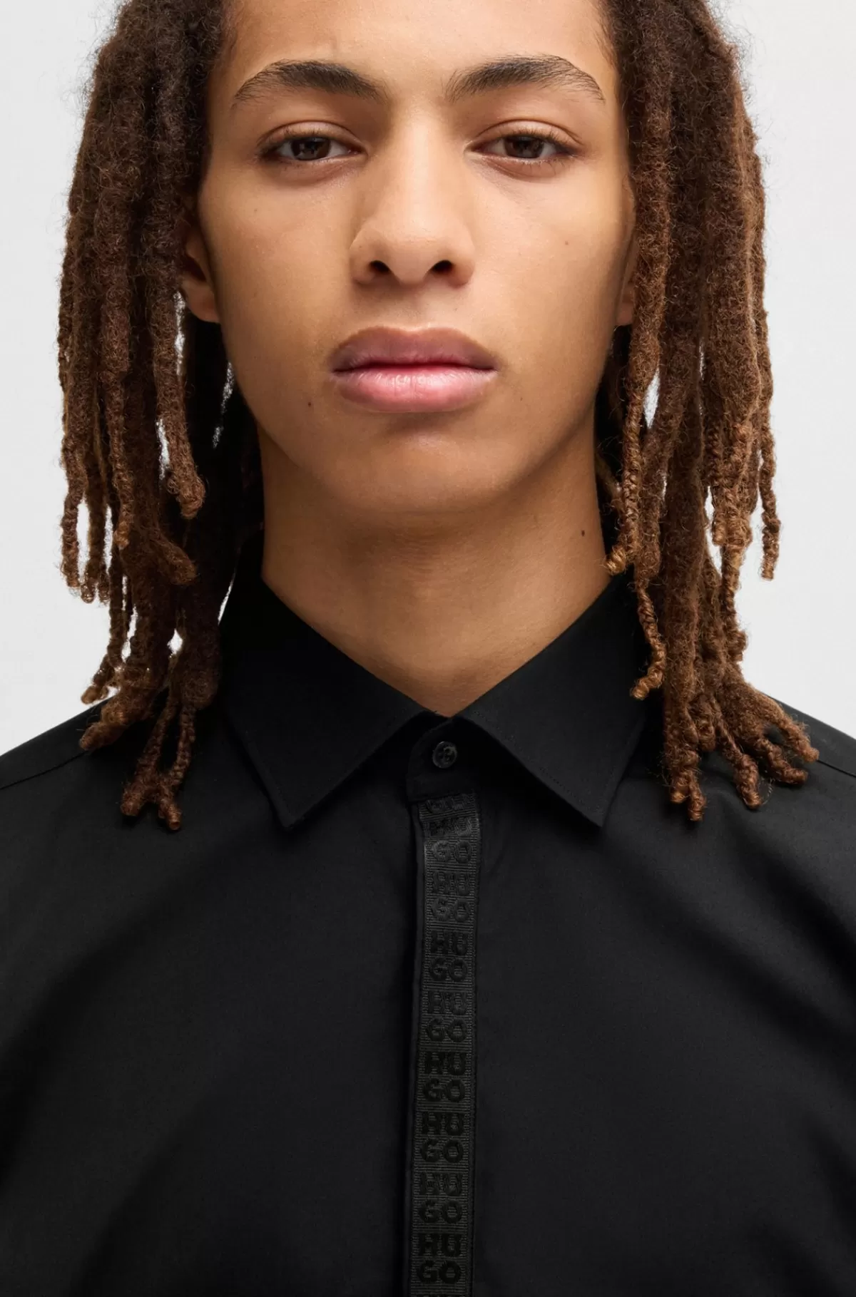 HUGO BOSS Skjorte I Bomuldspoplin Med Slim Fit Og Kontrasterende Stolpelukning Sort Store
