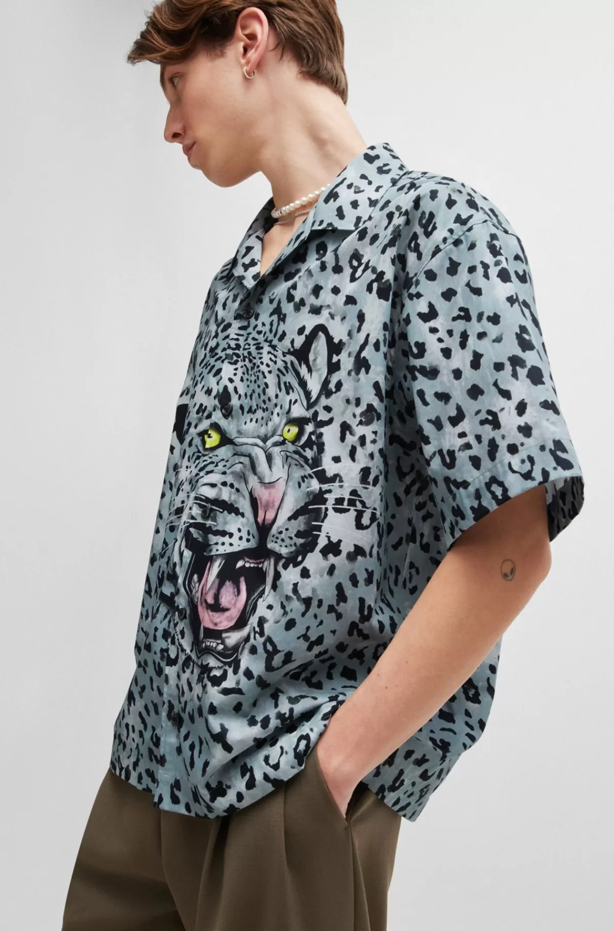 HUGO BOSS Skjorte Med Korte ærmer Og Oversize Fit I Bomuld Med Dyreprint Lysegrå Shop