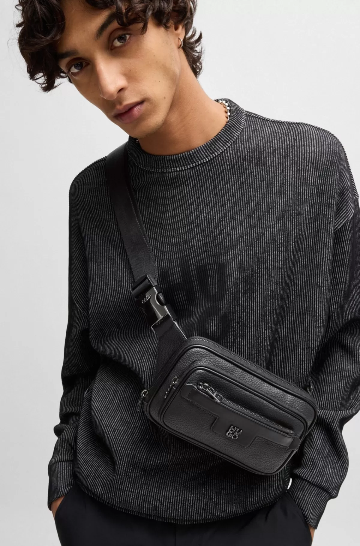 HUGO BOSS Skuldertaske I Imiteret Kornet Læder Med Stablet Logo Sort Shop