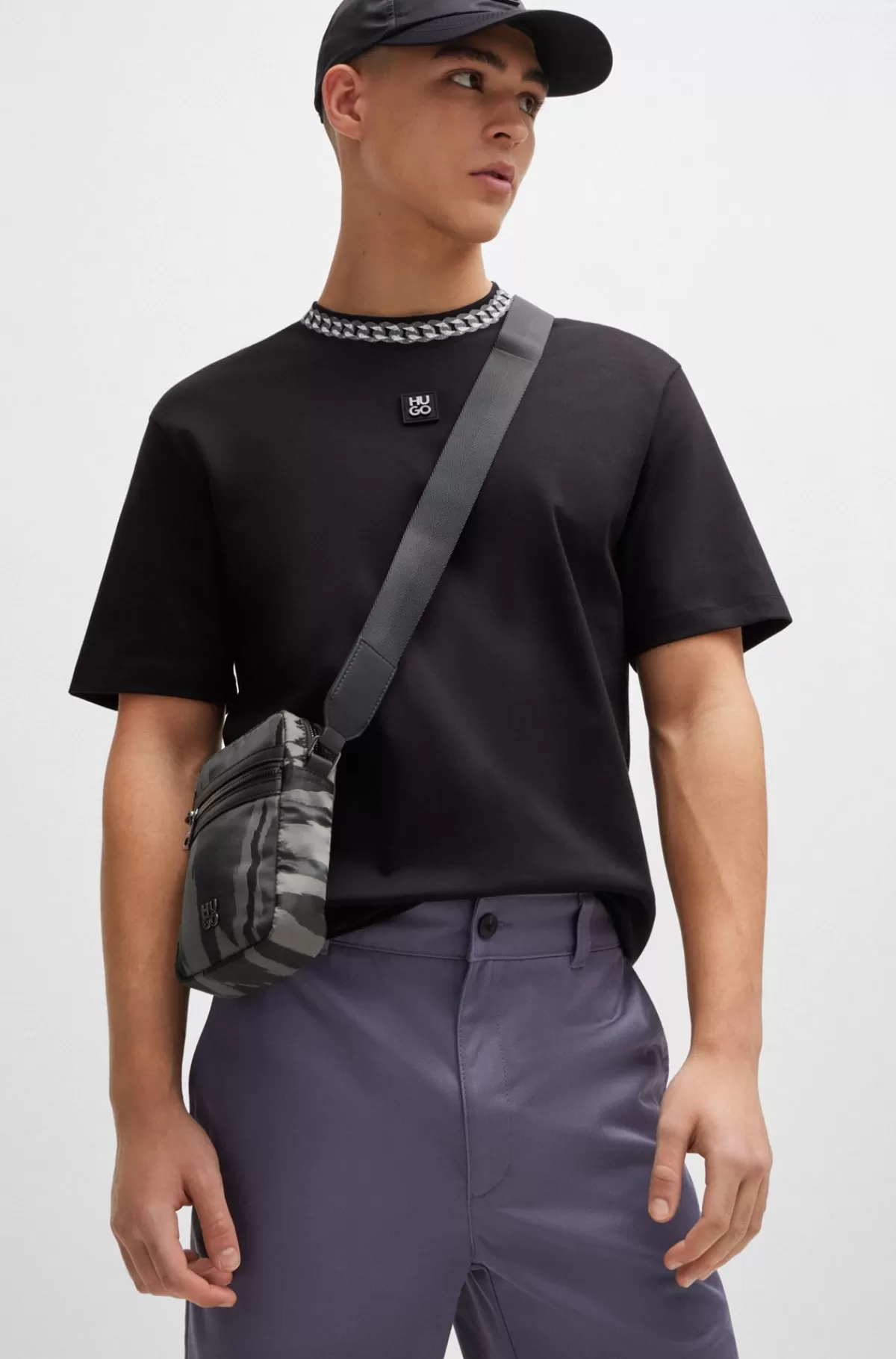HUGO BOSS Skuldertaske Med Stablet Logo Og Sæsonens Print Sort Best Sale