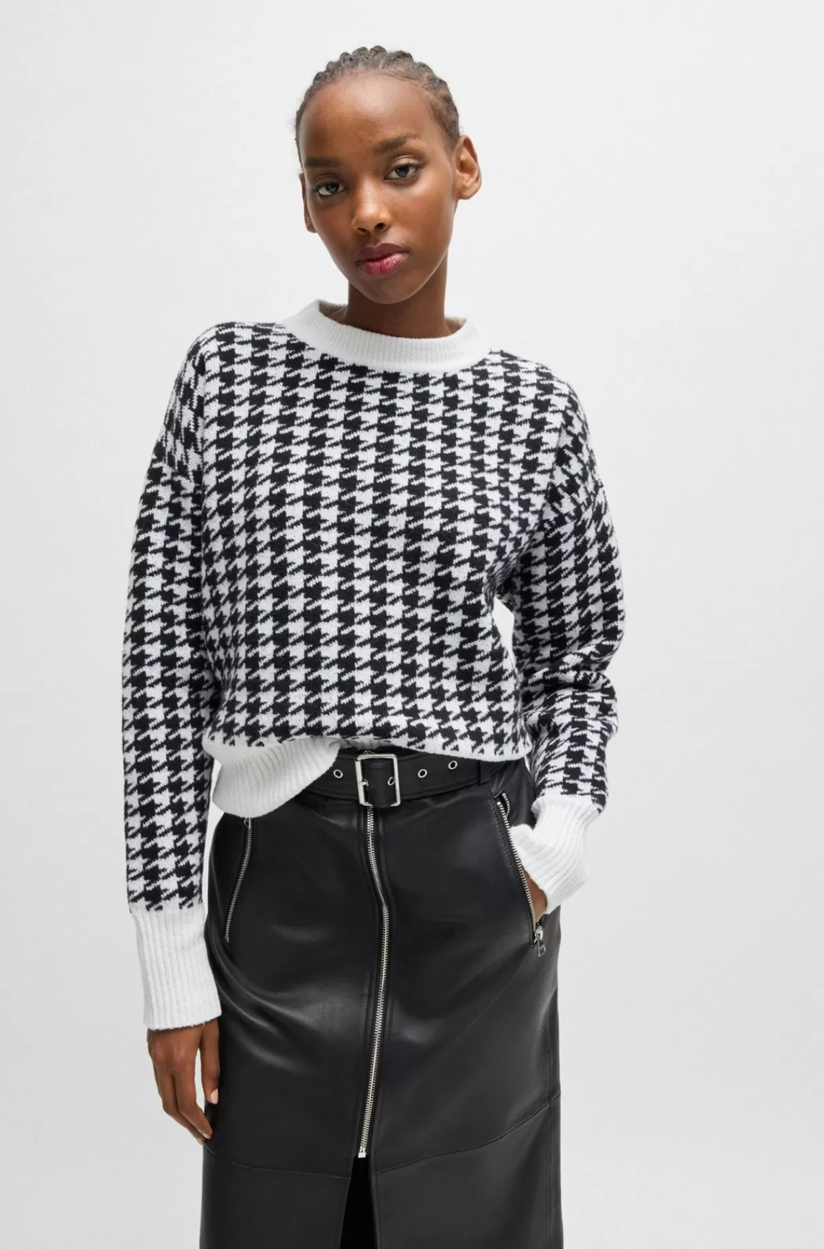 HUGO BOSS Sweater I Bomuldsblanding Med Oversize Fit Og Hanefjedstern Hvid/sort Shop