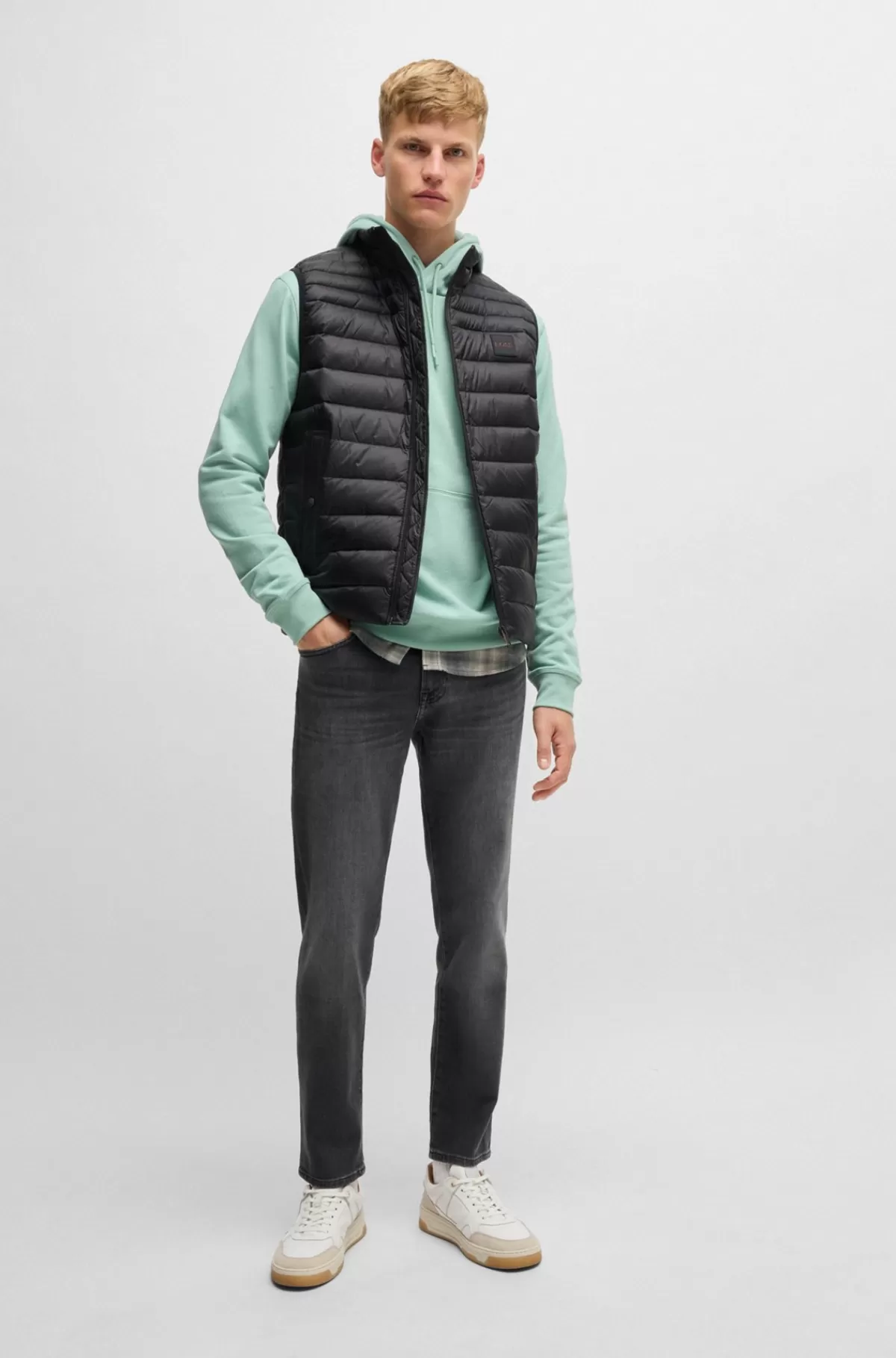 HUGO BOSS Tapered Fit Jeans I Sort Denim Med Behageligt Stræk Mørkegrå Fashion