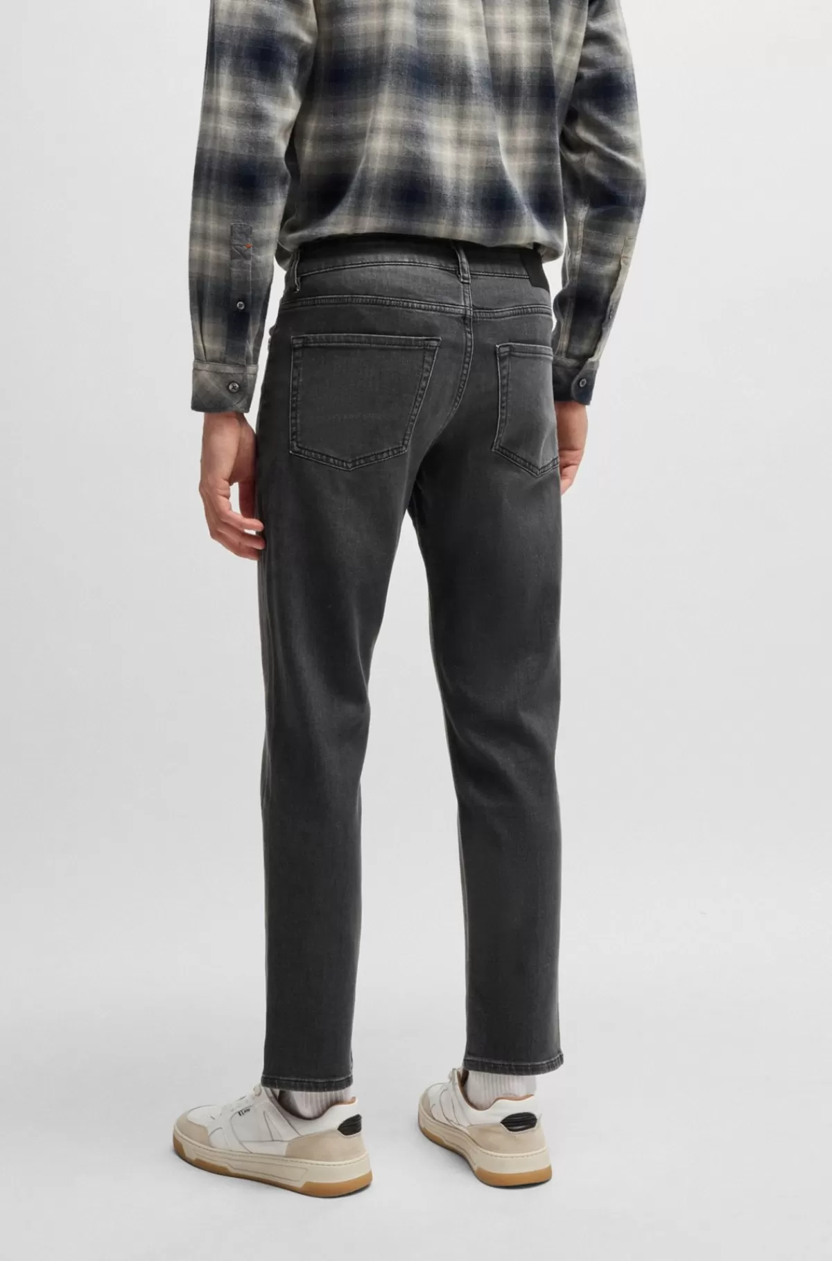 HUGO BOSS Tapered Fit Jeans I Sort Denim Med Behageligt Stræk Mørkegrå Fashion