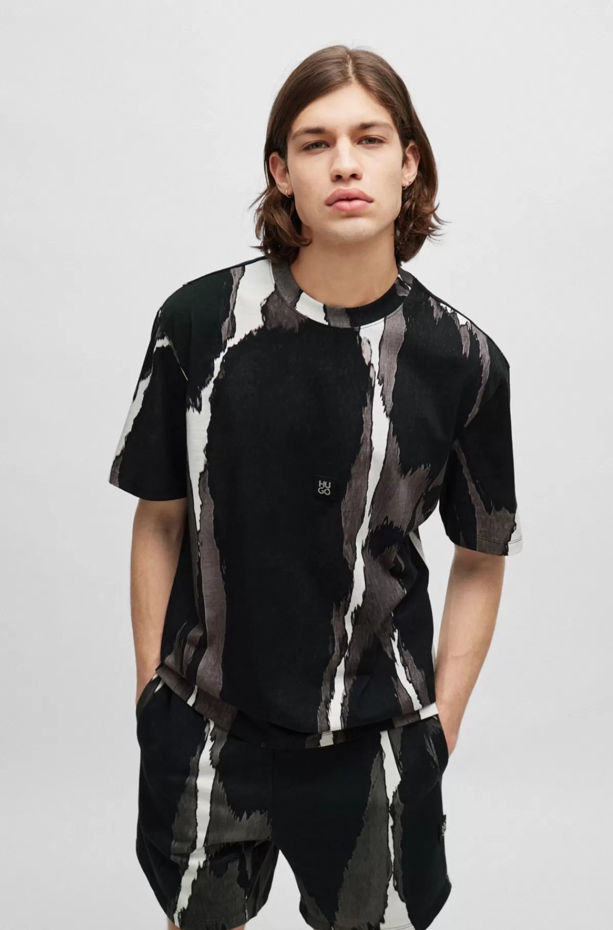 HUGO BOSS T-shirt I Bomuldsjersey Med Sæsoninspireret Print Og Stablet Logo Sort Online