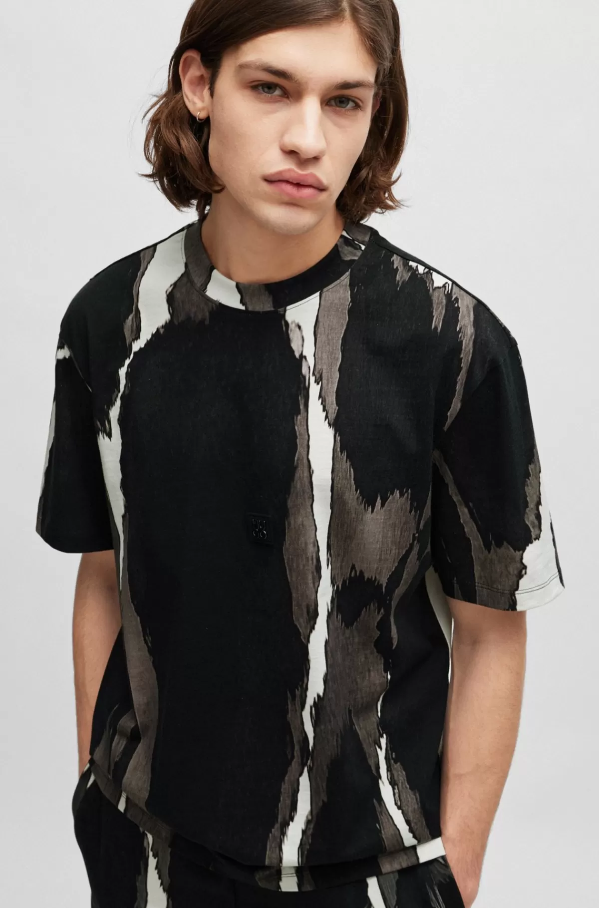 HUGO BOSS T-shirt I Bomuldsjersey Med Sæsoninspireret Print Og Stablet Logo Sort Online