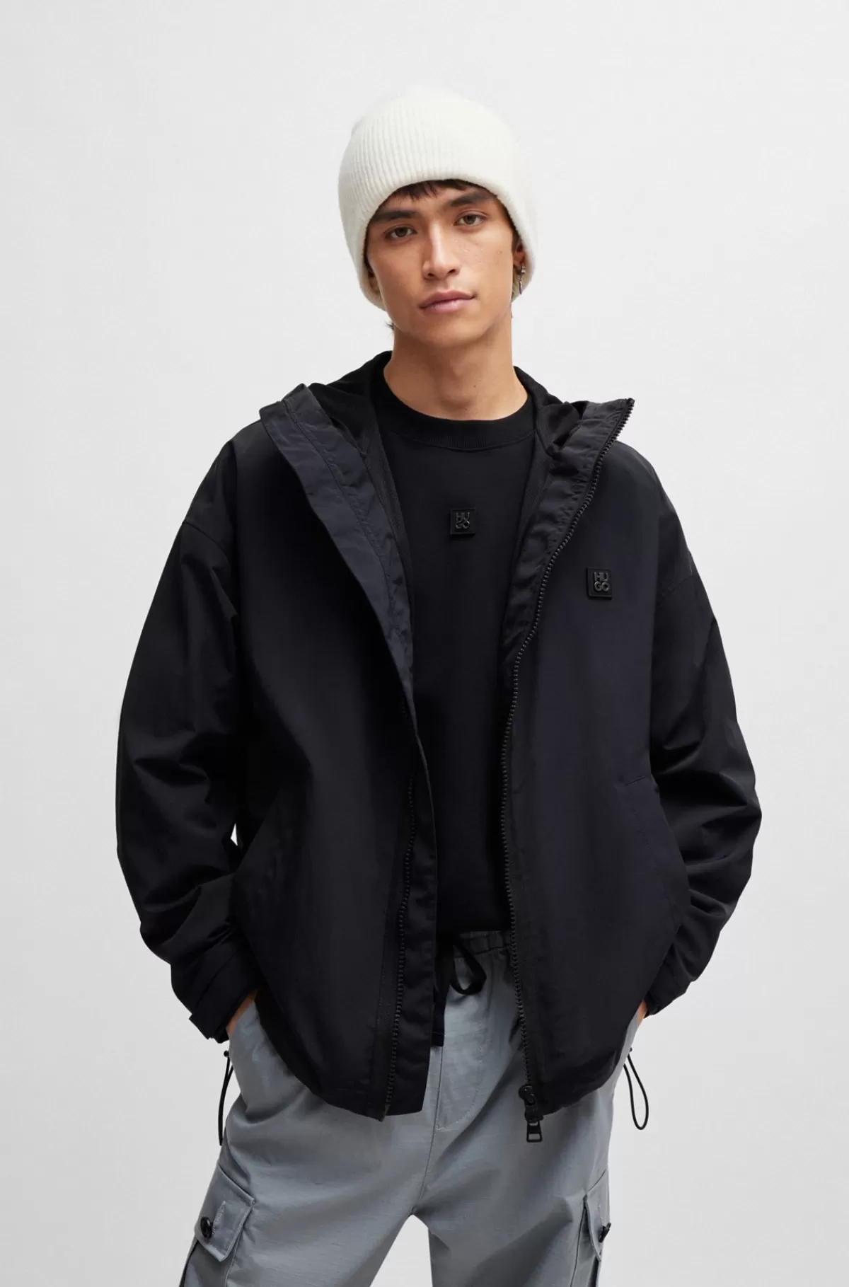 HUGO BOSS Vandskyende Windbreaker Med Hætte Og Mærke Med Stablet Logo Sort Shop