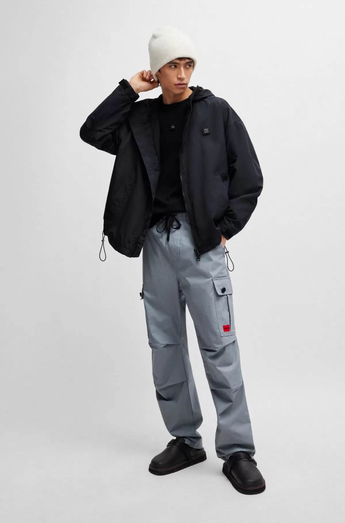 HUGO BOSS Vandskyende Windbreaker Med Hætte Og Mærke Med Stablet Logo Sort Shop